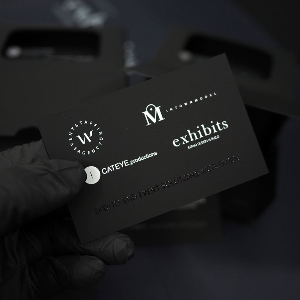 นามบัตรพรีเมียม กระดาษ PLIKE สีดำ พิมพ์หมึกขาวล้วน Spot UV 2 ด้าน