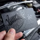 ตัวอย่างงานพิมพ์บัตรพลาสติก PVC Card เกรดพรีเมียม เทคนิคพิมพ์นูนยูวี 1 ด้าน (Single-Sided Raised Spot UV) เพิ่มกิมมิคความนูนเงางามเฉพาะจุดบนโลหะหรือข้อความด้านหน้า ส่วนด้านหลังพิมพ์สีเรียบมาตรฐาน ดูเรียบหรู คุ้มค่า เหมาะสำหรับทำนามบัตรองค์กร บัตรพนักงาน และบัตรสมาชิก