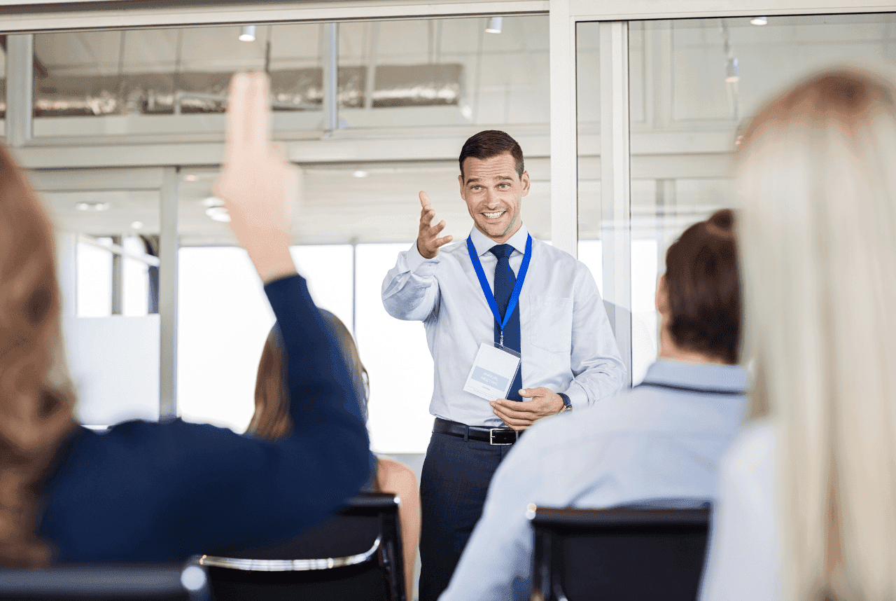 Referent beantwortet Fragen von Teilnehmern – Weiterbildung mit starker Expertise, Fachwissen und interaktiver Wissensvermittlung