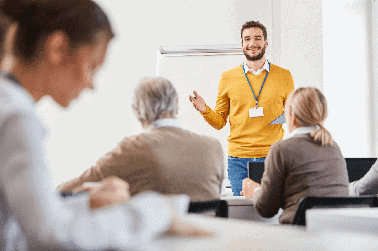 Referent spricht vor Teilnehmern an einem Flipchart – Symbolbild für das deutschlandweite Netzwerk an erfahrenen Dozenten
