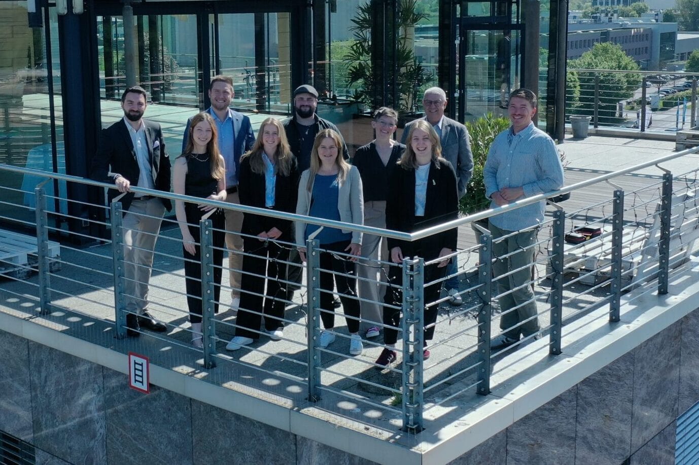 Gruppe von Studierenden und Dozenten auf dem Dach des Campus-EW.