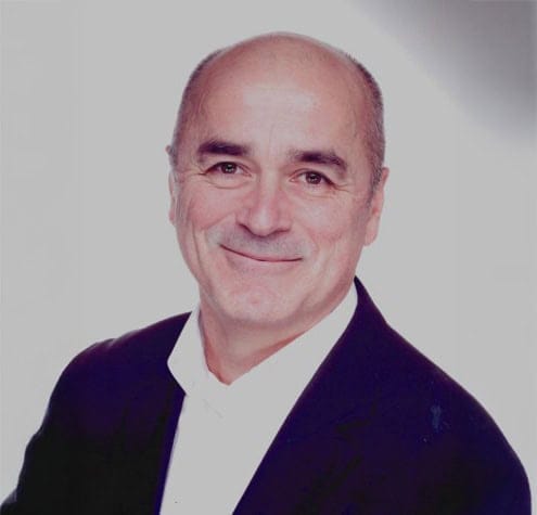 Professioneller Mann in Businesskleidung, symbolisiert Bildung und Karriere bei Campus-EW.