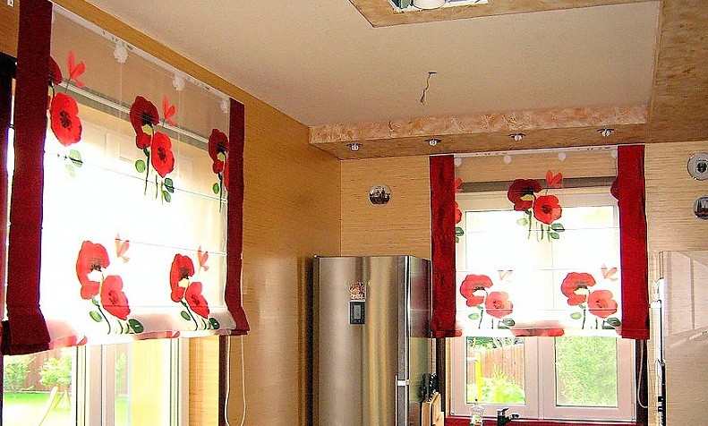 Raff roló megoldások konyhai ablakra - élénk virágos organza, egyszínű anyaggal kombinálva, csak vidáman !