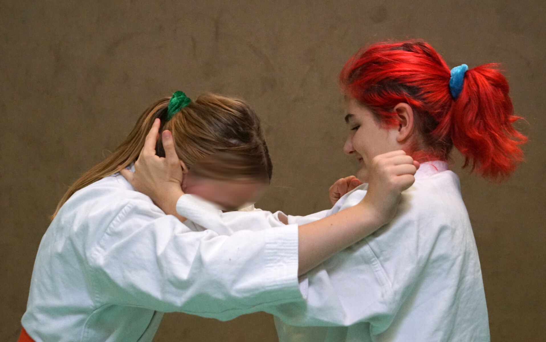 Zwei Frauen üben Judo.