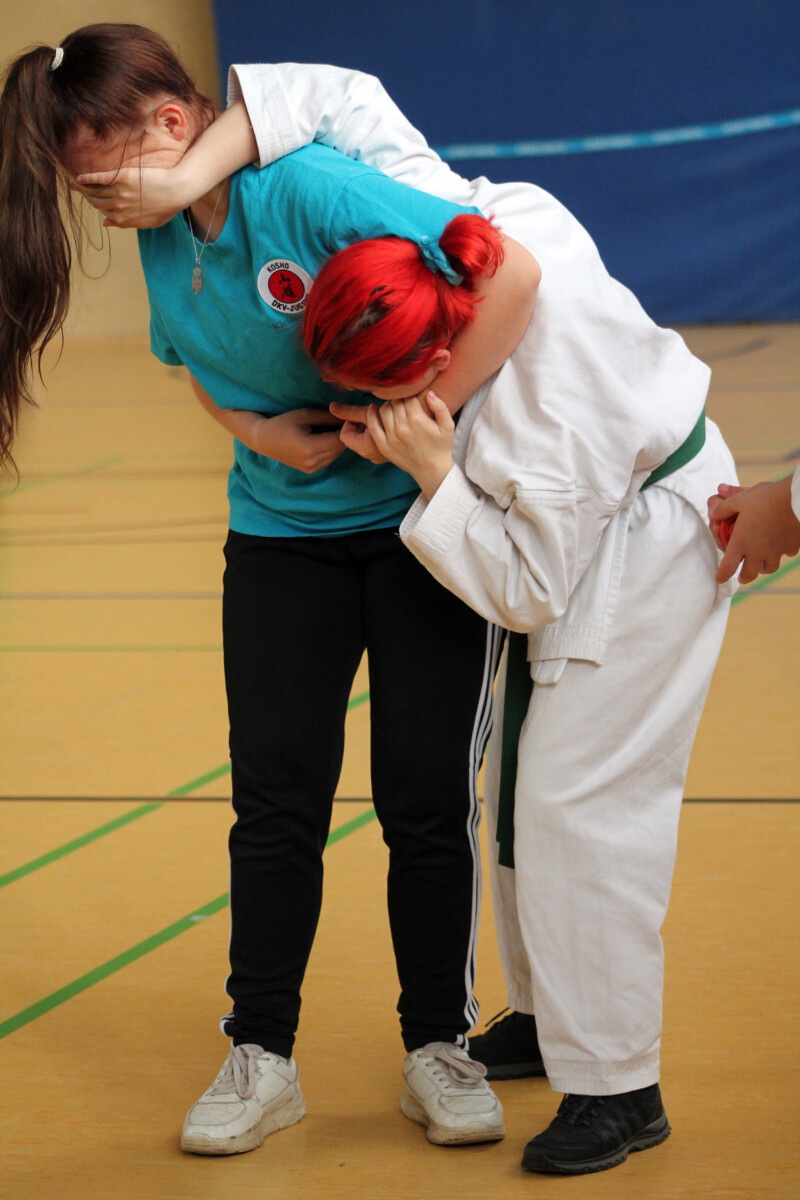 Kinder üben Judo-Wurf in Turnhalle