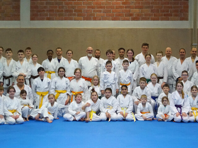 Karate-Gruppenfoto im Dojo.