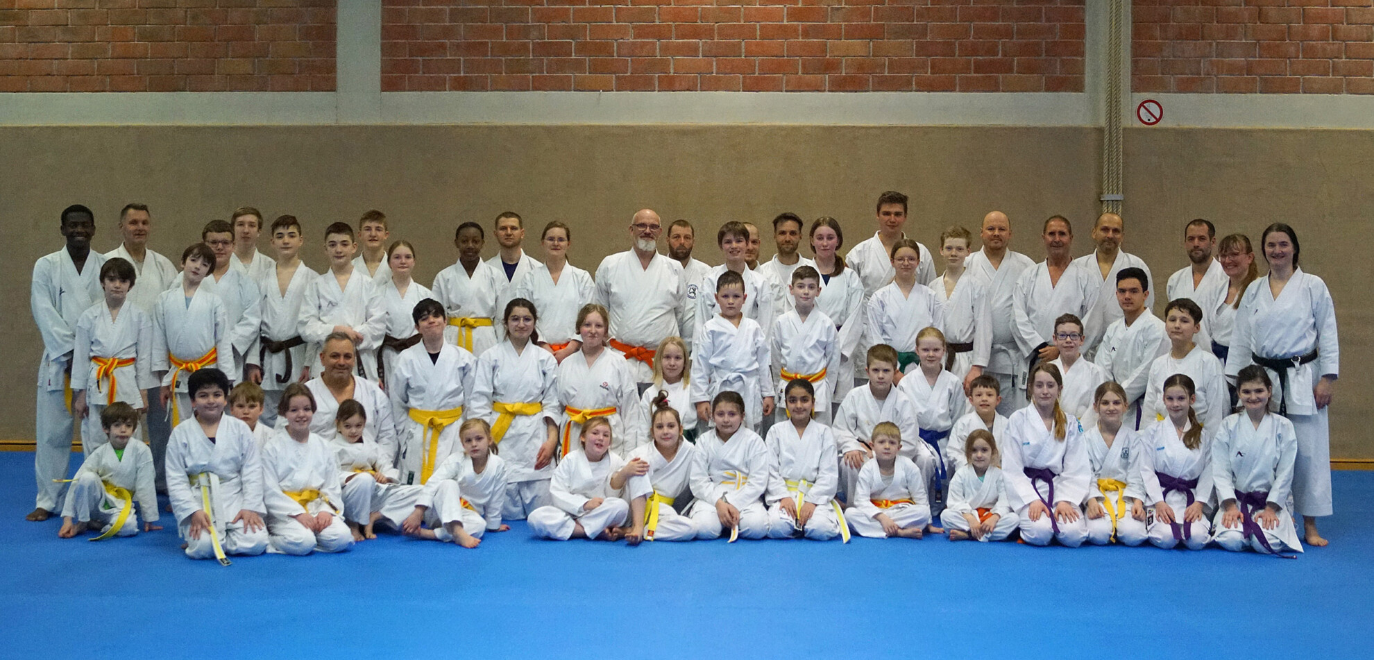 Karate-Gruppenfoto im Dojo.