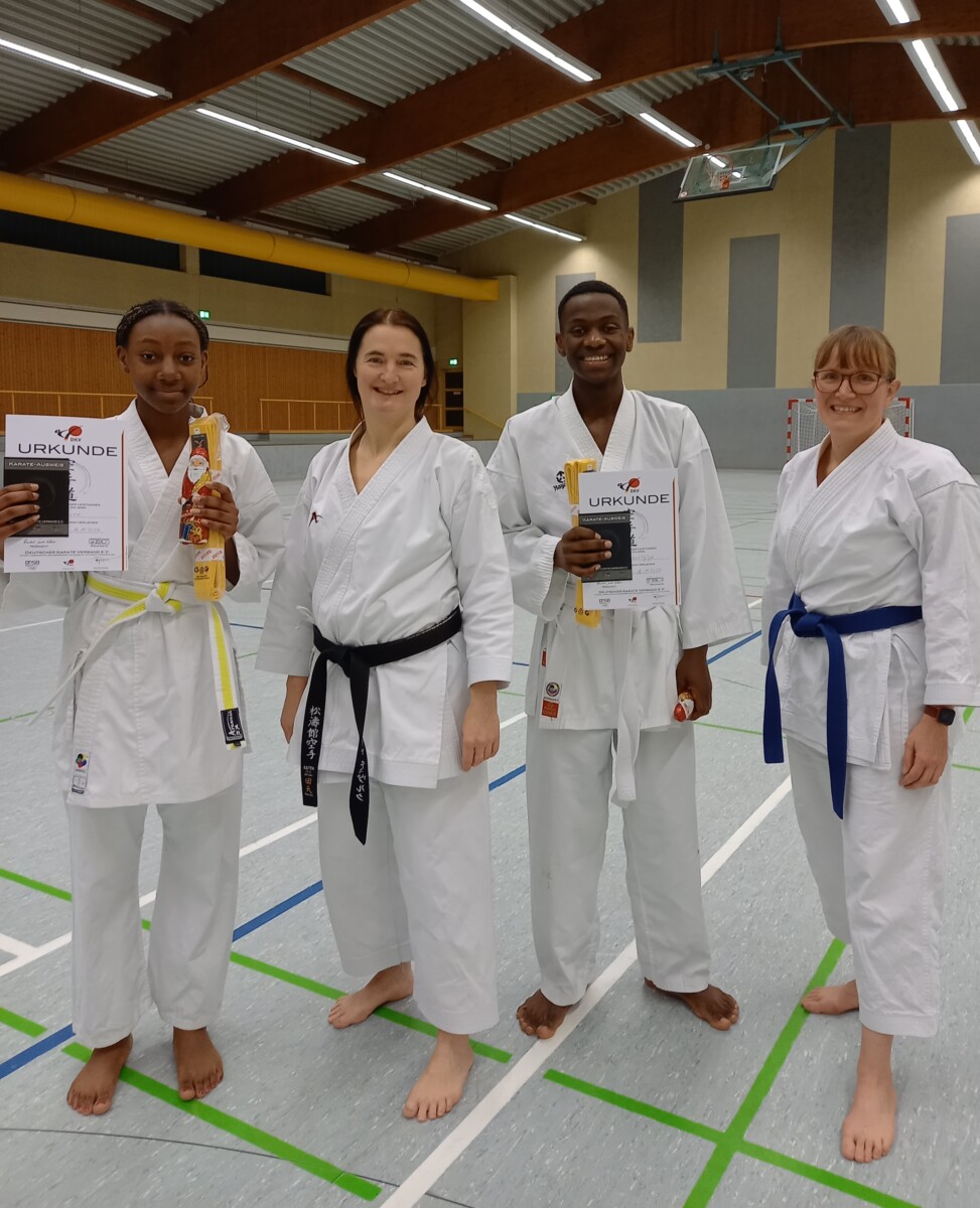Karatekas mit Urkunden und Gürteln in Halle