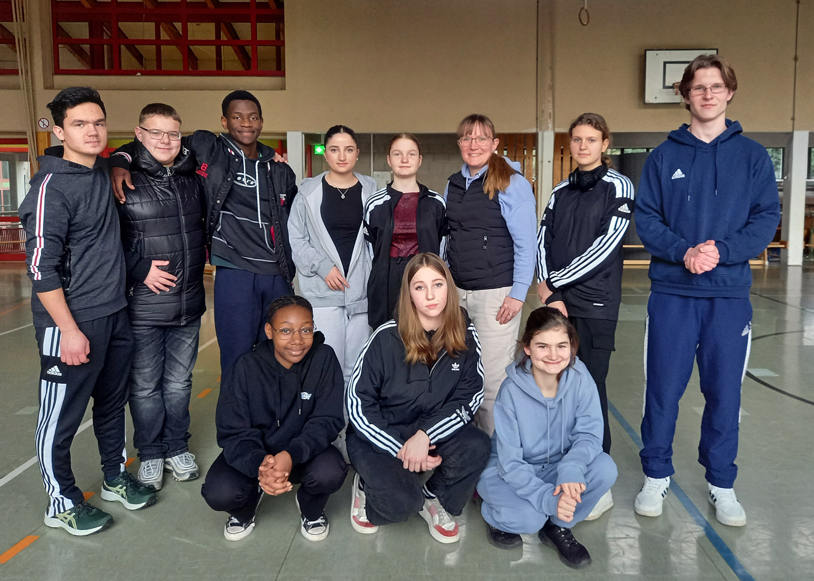 Sportmannschaft in Sporthalle gruppiert.