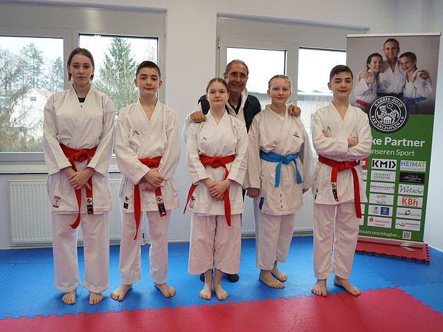 Karategruppe posiert im Dojo.