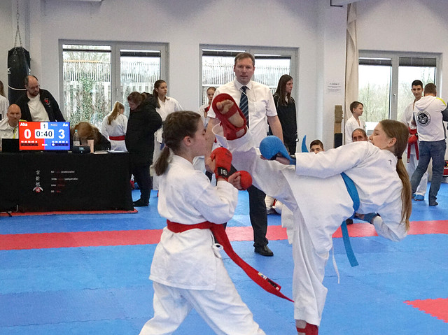 Karate-Kämpferinnen im Wettkampf.