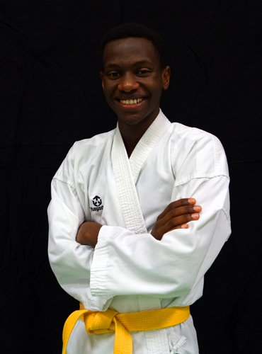Lächelnder Karateka mit gelbem Gürtel