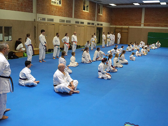 Karate-Training in einer Halle