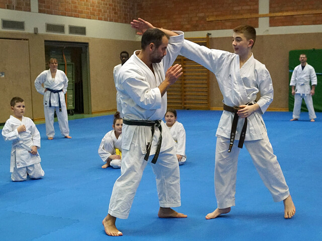 Karate-Training in der Turnhalle.