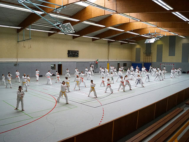 Karate-Training in einer Sporthalle