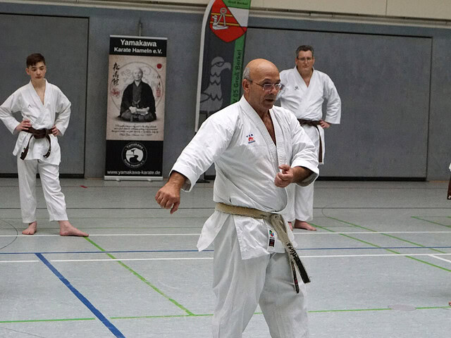 Karate-Trainer demonstriert Technik in Halle