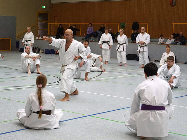 Karate-Training in einer Sporthalle.