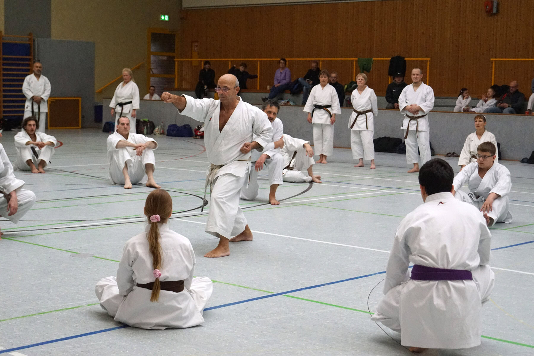 Karate-Training in einer Sporthalle.