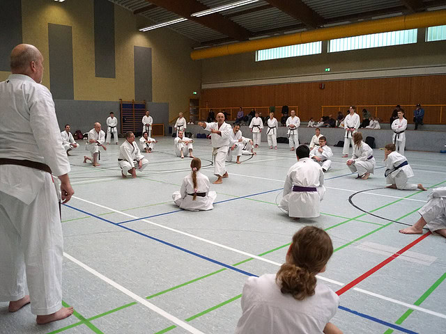 Karate-Training in Sporthalle