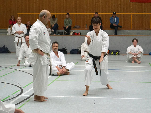 Karate-Demonstration in einer Sporthalle