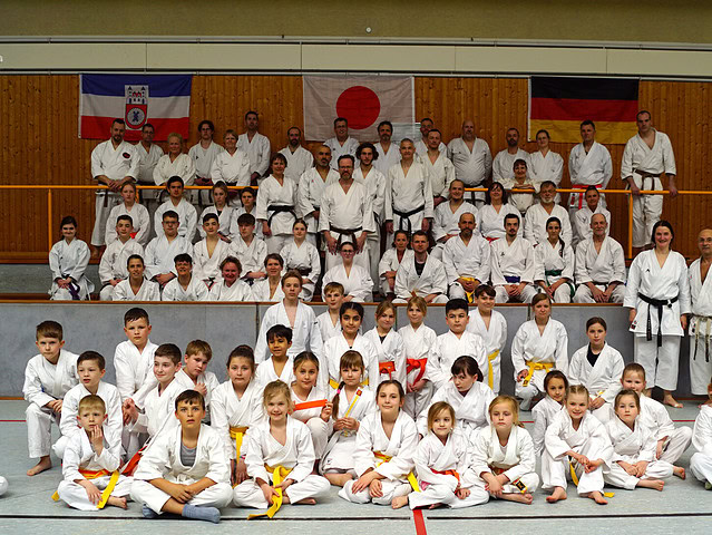 Gruppenfoto eines Karate-Vereins.
