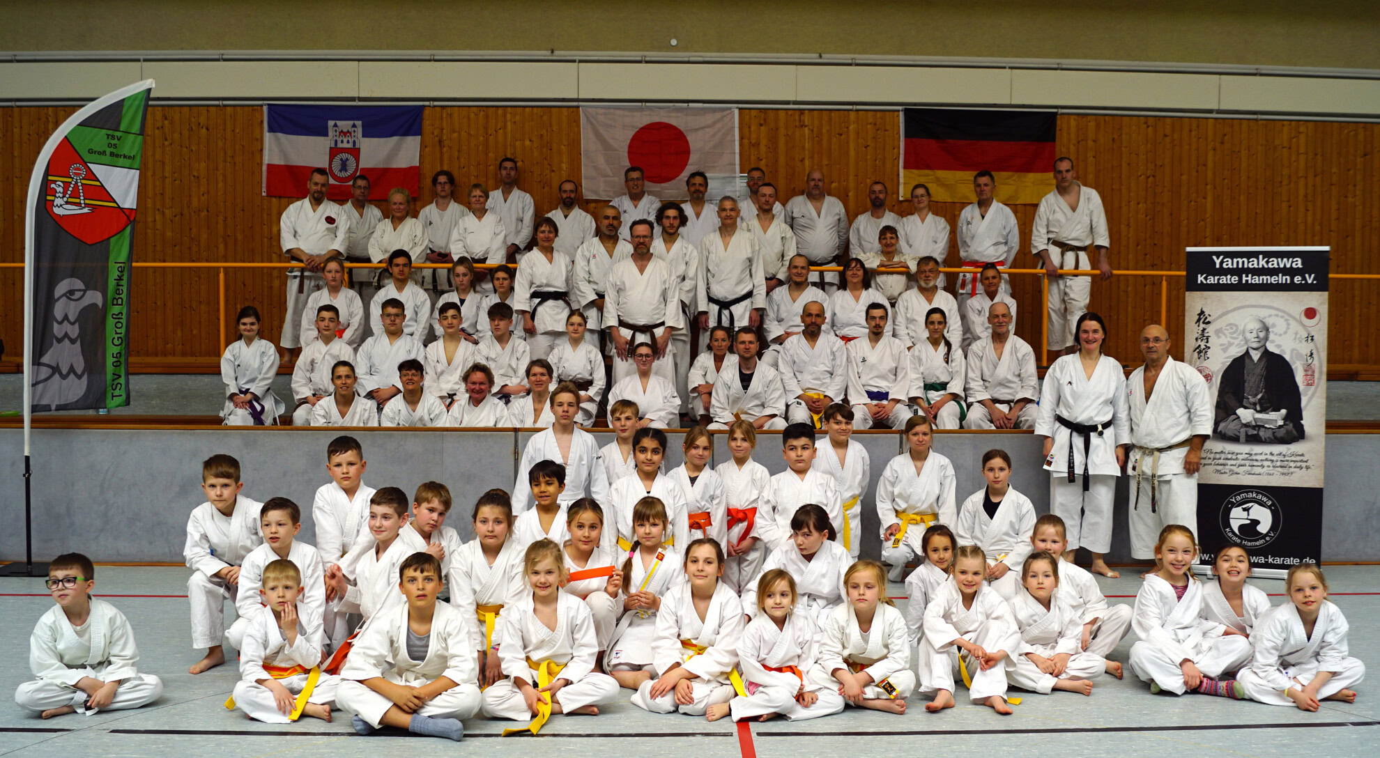 Gruppenfoto eines Karate-Vereins.