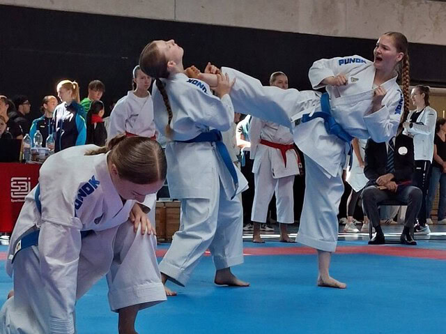 Karateka zeigt hohen Kick im Wettkampf