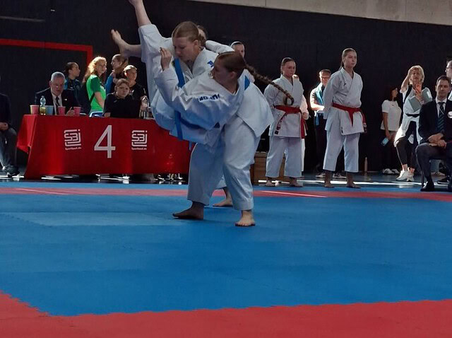 Zwei Judoka beim Wurf auf Wettkampfmatte