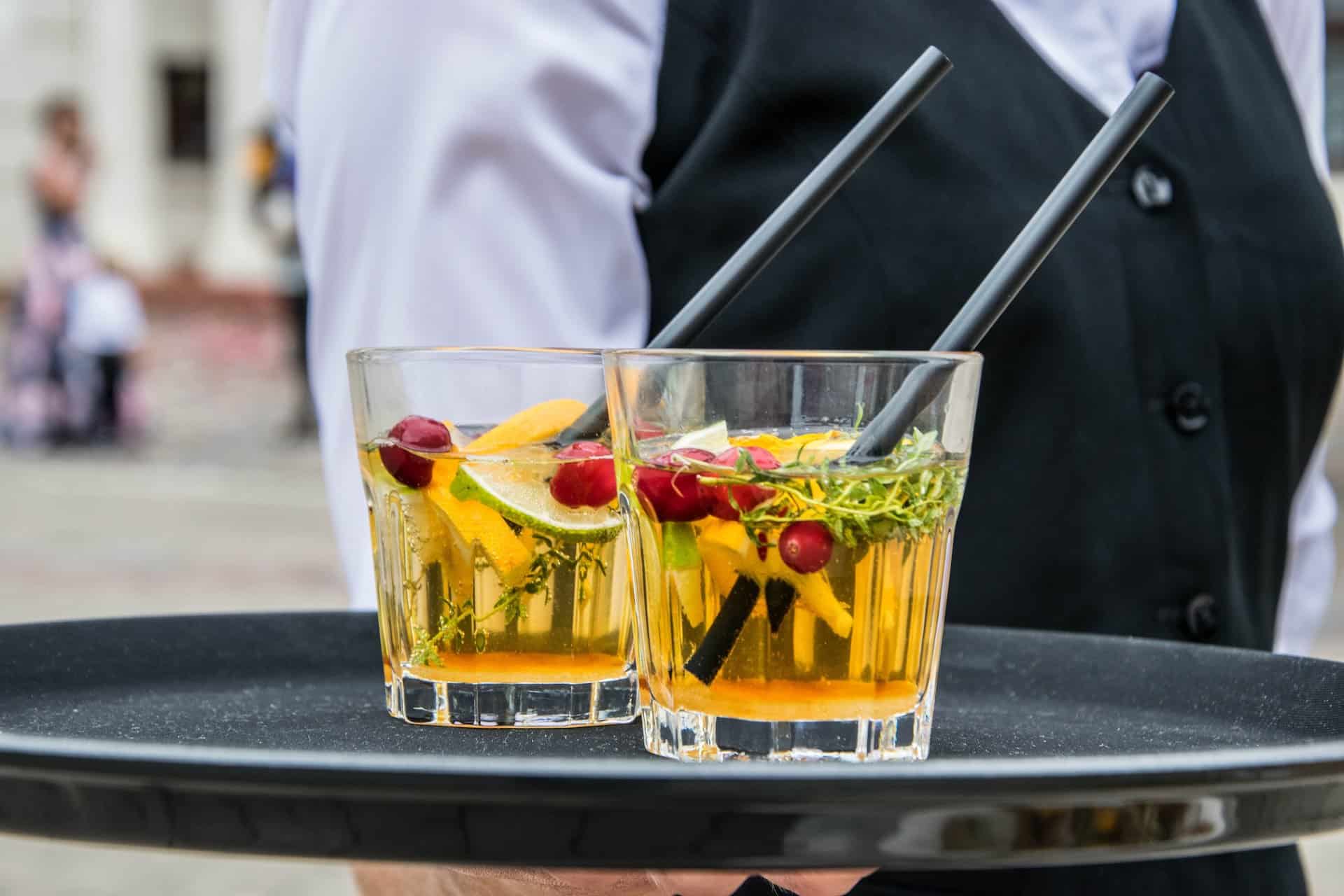 Servicekraft Bar mit Cocktails