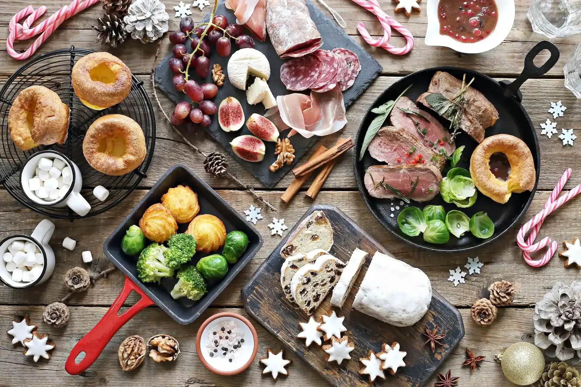 Adventsbrunch Tafel mit süßen und würzigen Leckereien.