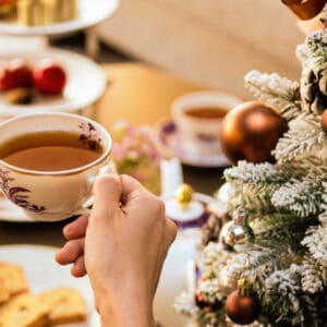 Teetasse vor weihnachtlicher Kulisse lädt zum entspannten Afternoon Tea ein