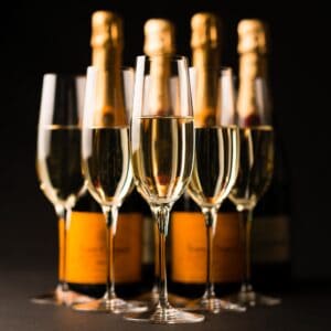 Champagnergläser und -flaschen