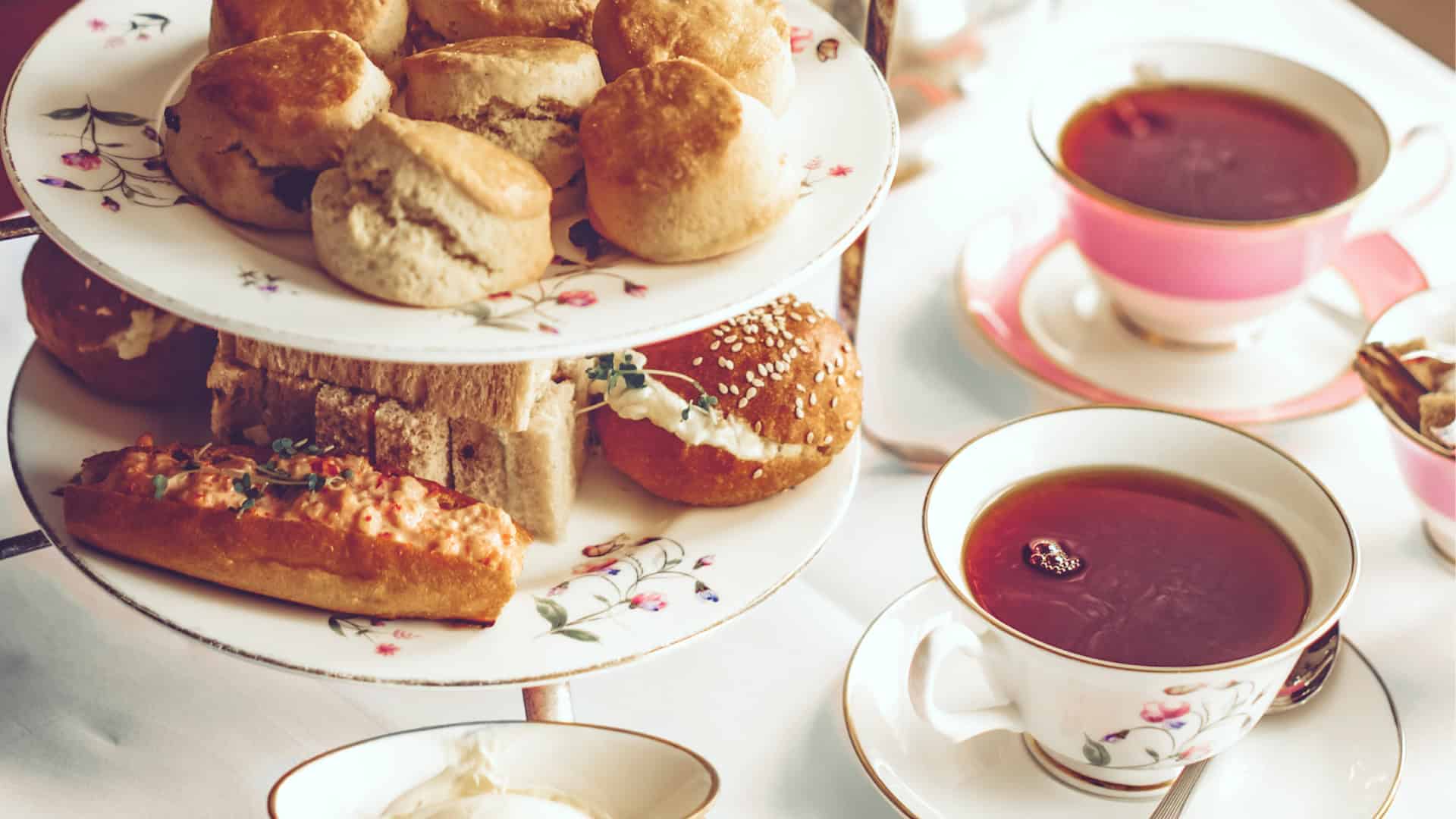 Easter Afternoon Tea mit Scones und feinen Süßspeisen im Café Centrale