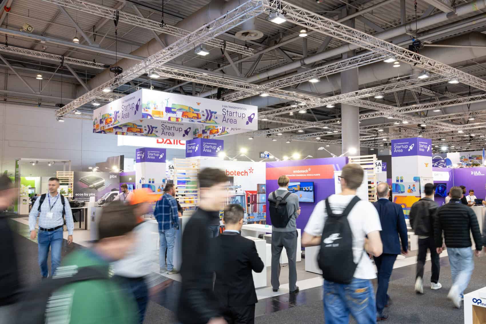 IAA Messehalle mit Publikum in Bewegung an der Startup Arena