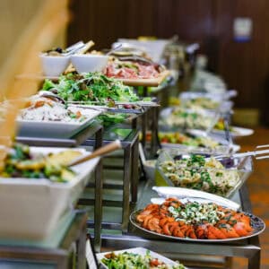 Buffet mit einer großen Auswahl an Auswahl an Speisen