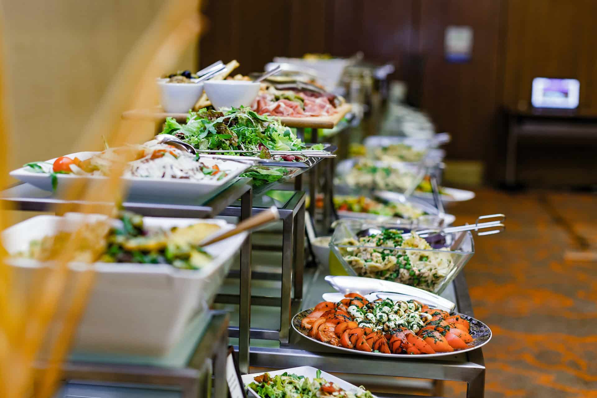 Buffet mit einer großen Auswahl an Auswahl an Speisen