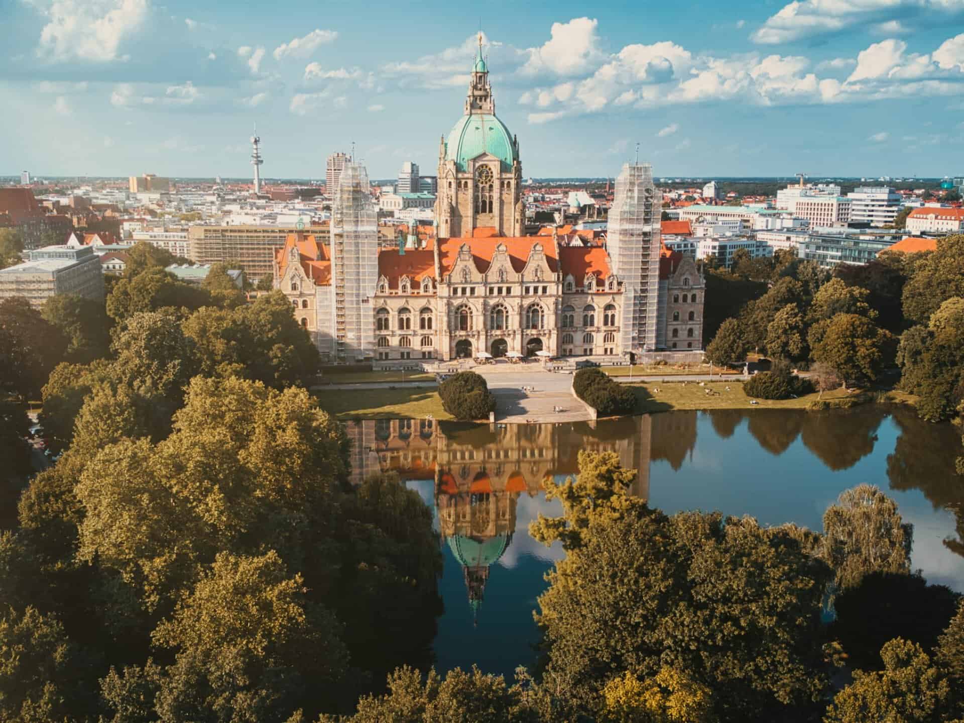 Blick auf den Maschpark und das Neue Rathaus aus der Vogelperspektibe, die Stad im Hintergrund