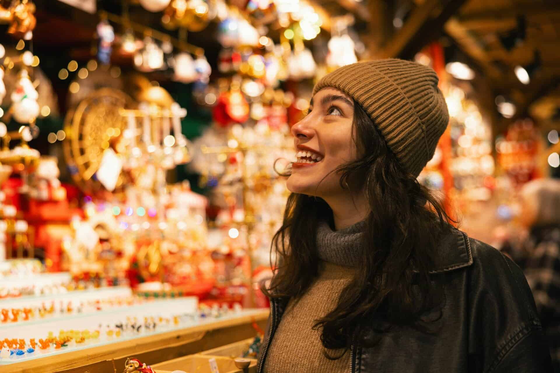 Fröhliche Person auf dem Weihnachtsmarkt Hannover.