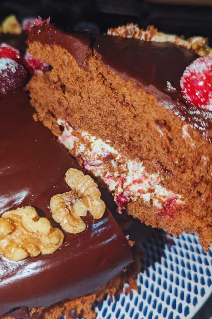 slicing the fudge cake