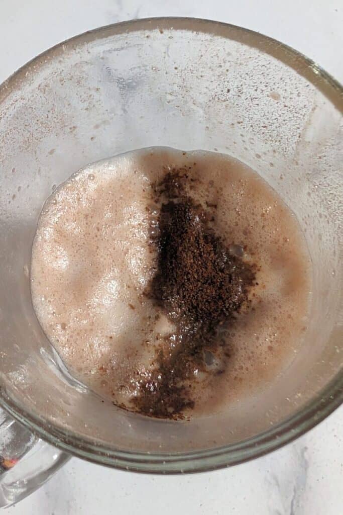 adding cloves to hot chocolate
