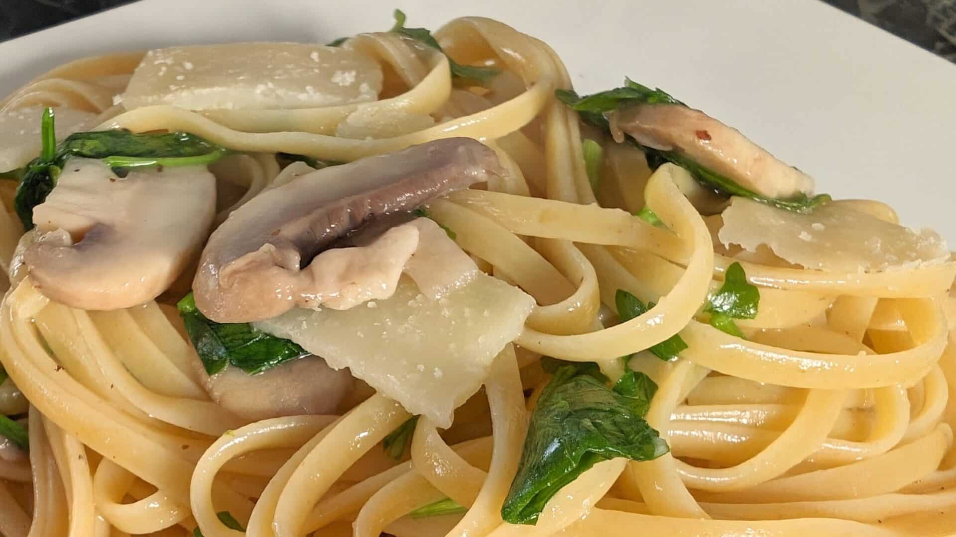 Mushroom Linguine Pasta With Fresh Parsley (1)