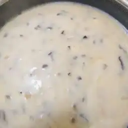 the finished mushroom gravy in pan