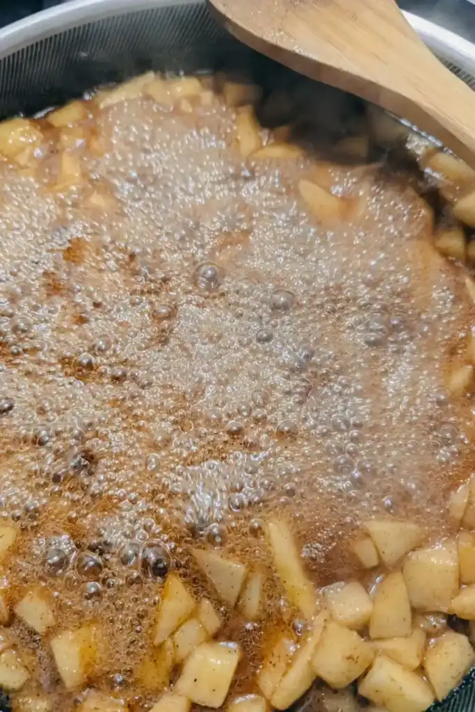 bringing to a boil the apples and sugar syrup