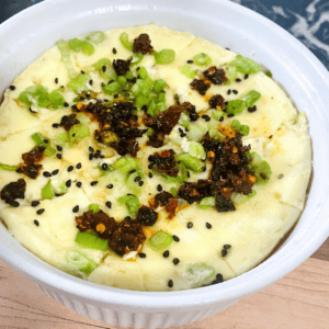 Mashed potatoes topped with green onions, black sesame seeds, and crispy fried garlic.