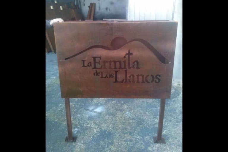 Puerta de hierro con diseño personalizado, ideal para locales y establecimientos en La Ermita de Los Llanos.