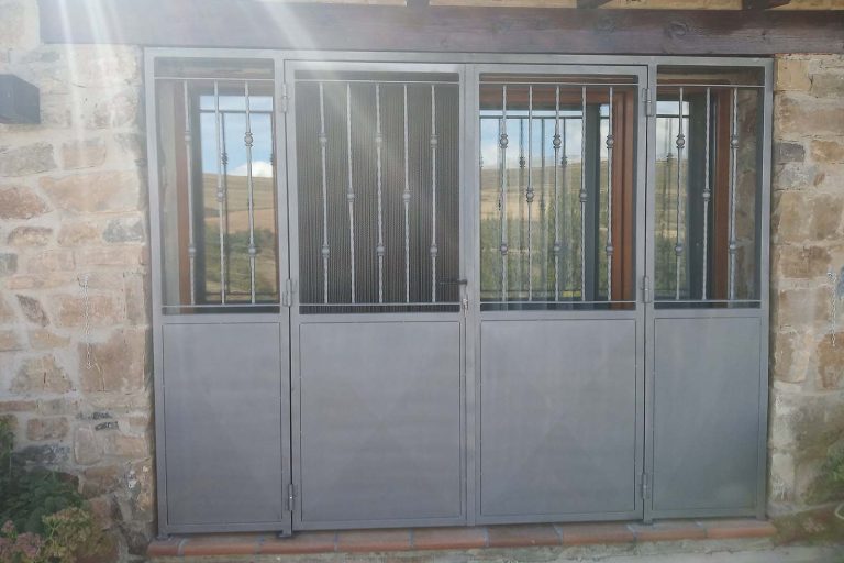 Puerta de seguridad con rejas y cerradura para protección y seguridad en hogares y negocios.