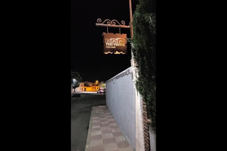 Imagen de una noche con cartel de cerrajería Osfran en la calle.