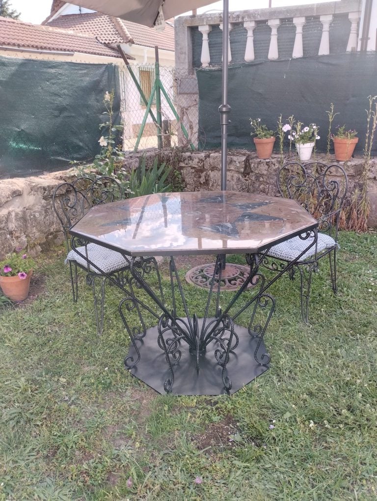 Puerta de seguridad en hierro forjado, protección y estilo en tu hogar.