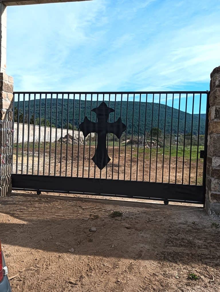 Puerta de hierro con cruz, servicio de cerrajería en Osfran, seguridad y apertura de puertas.