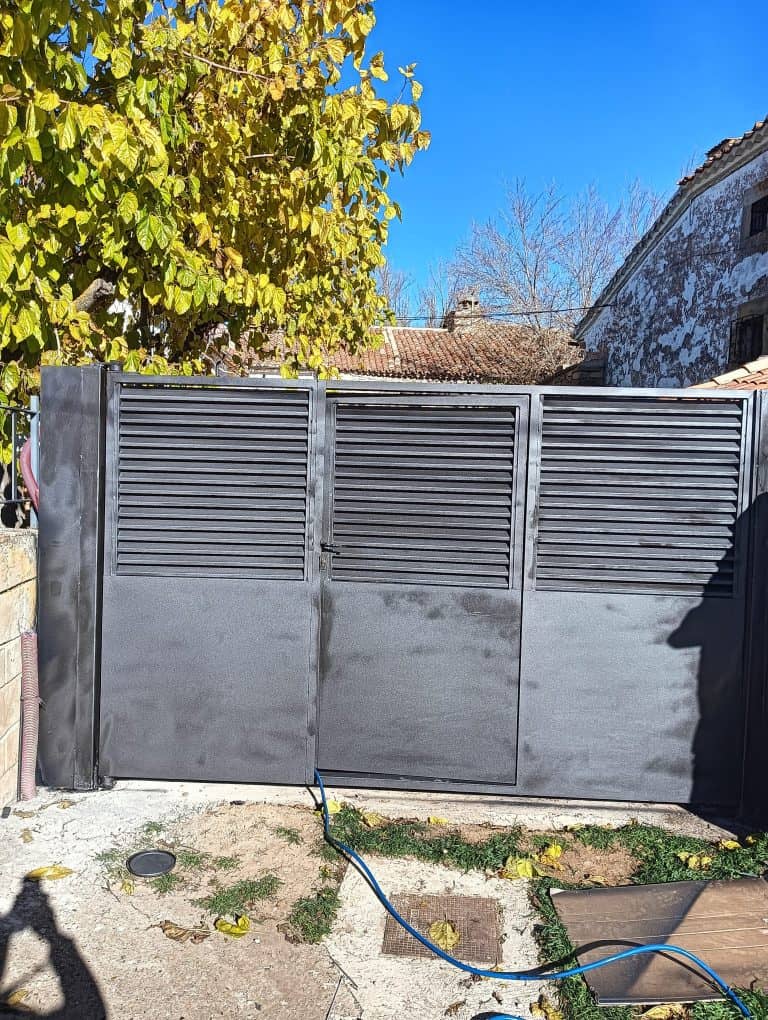 Puerta de cierre resistente y segura, servicio de cerrajería en Osfran, experts en cerraduras y portones.